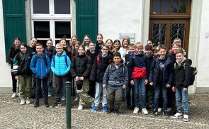 Die 6. Klasse aus Kalkar vor dem Humberghaus